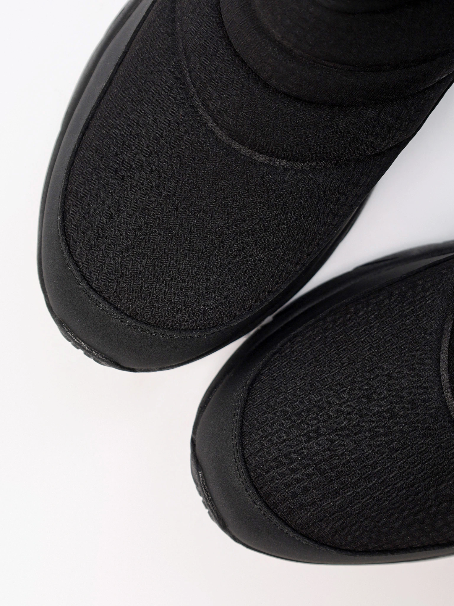 Дутики черного цвета на средней подошве